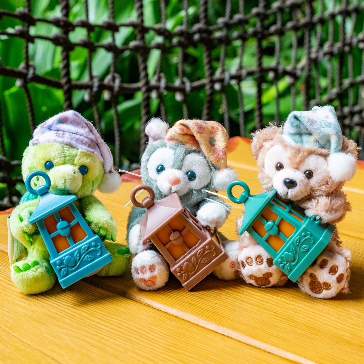 光るランタンを抱えたダッフィーたち！東京ディズニーシー”ダッフィー